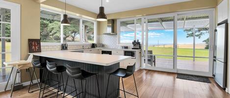 ثلاجة، ميكروويف، فرن، موقد طهي مسطح