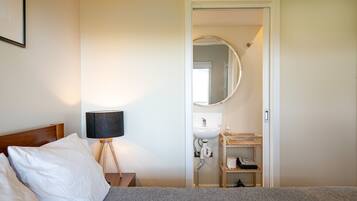 3 bedrooms, iron/ironing board, travel cot, Internet