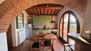 Een koelkast, een magnetron, een oven, een kookplaat