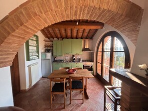 Fridge, microwave, oven, stovetop - Beautiful Villa With Panoramic Views near San Gimignano (Gambassi Terme)