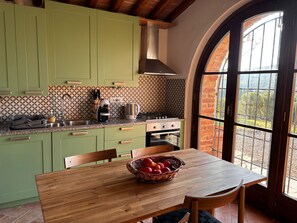 Fridge, microwave, oven, stovetop - Beautiful Villa With Panoramic Views near San Gimignano (Gambassi Terme)