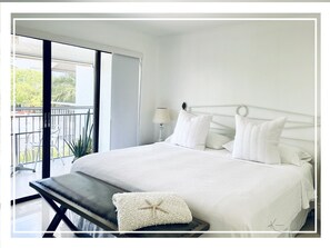 3 bedrooms, desk, iron/ironing board, free WiFi - Refined. Safe. Clean. Waterfront. Golf cart , courtesy to our guests (Key Largo)