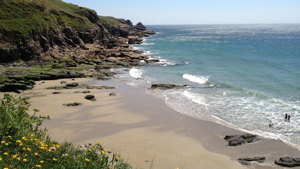 A coastal beach with rocky cliffs and clear blue sea. - Cosy  barn close to Praa Sands (Helston)