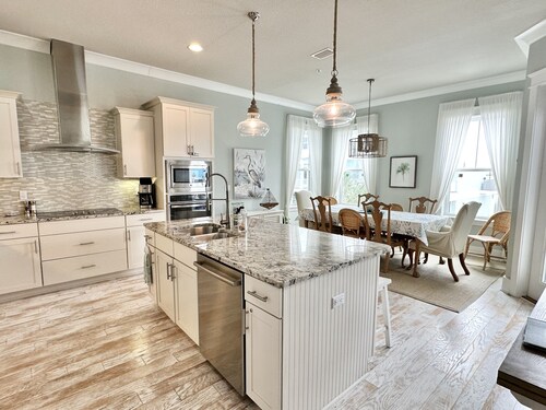 “Bay Side Retreat” Luxury Vacation Home, Pool/Hot tub, Paddleboards