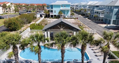 “Bay Side Retreat” Luxury Home, Pool/Hot tub, Dog Friendly, Paddleboards