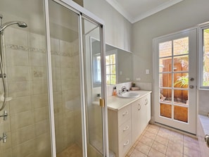Bathtub, jetted tub, towels
