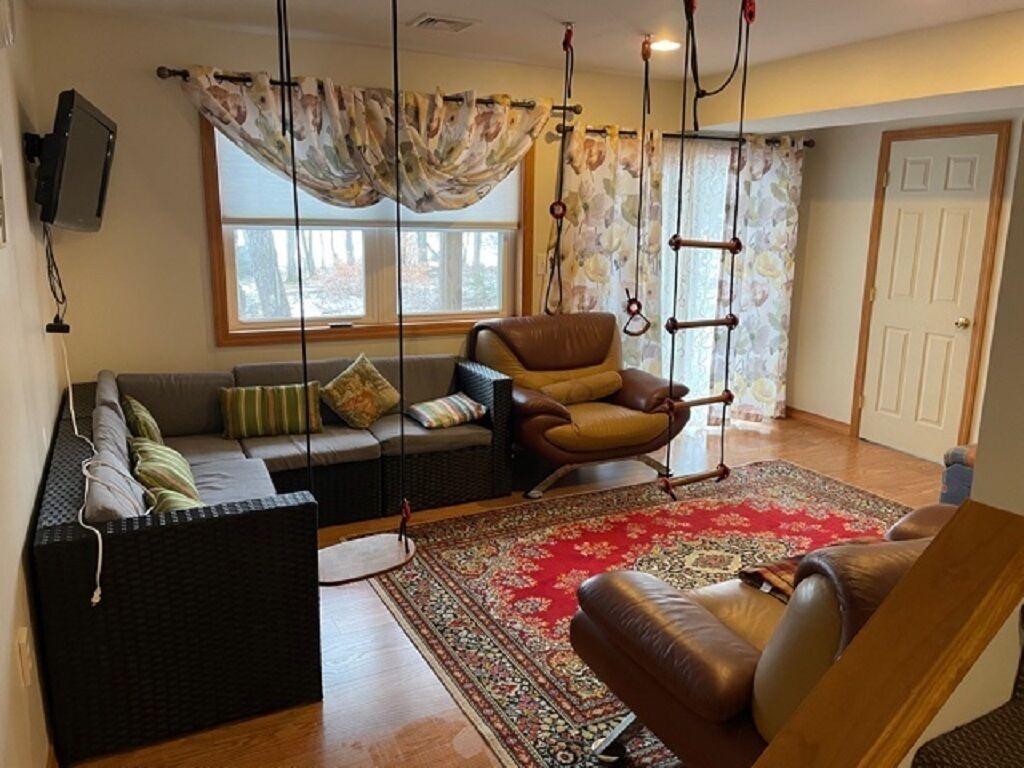 Lakefront! 4BR/3BA, sauna, private dock, boat, central A/C, fireplace, internet.