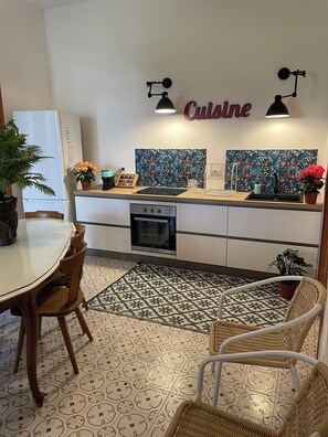 Kjøleskap, ovn, kokeplater og kaffetrakter/tekoker