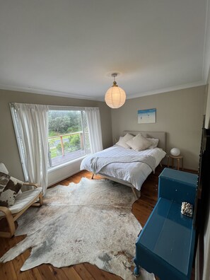 4 bedrooms, iron/ironing board, free WiFi, bed sheets - The Broulee Beach House - Across the road from the beach (Broulee)