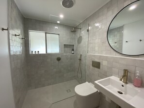 Combined shower/bathtub, towels, soap, toilet paper