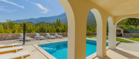 حمّام سباحة خارجي