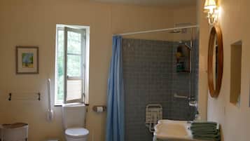 Baignoire, sĂšche-cheveux, serviettes fournies