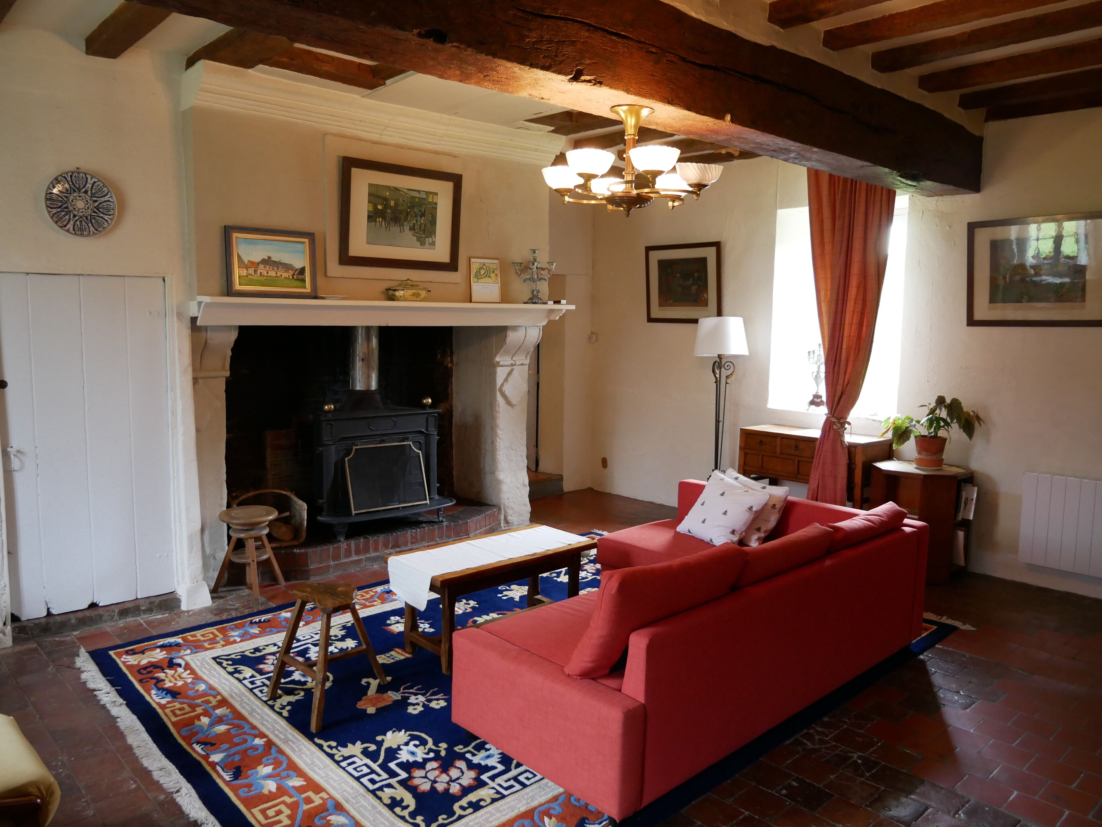 Chimenea, reproductor de DVD, tenis de mesa y libros 