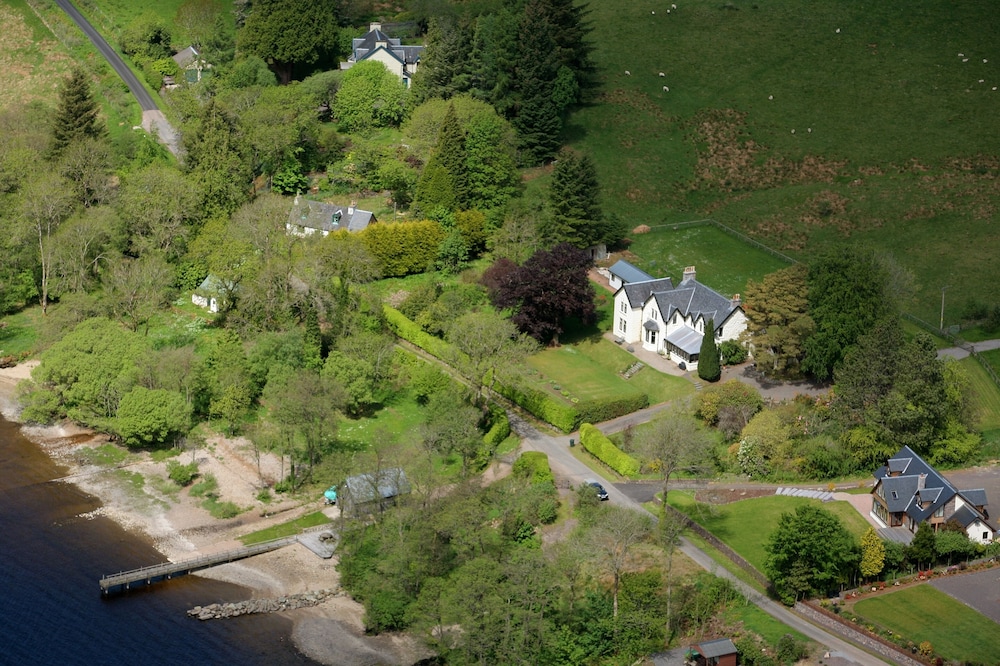Luxury Scottish holiday house on the shores of Loch Awe with boat house, jetty,