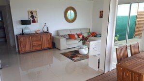Una sala de estar moderna con un sofá, una mesita de centro y un aparador de madera.