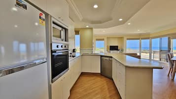 Geschirrspüler, Wasserkocher mit Kaffee-/Teezubehör, Gefrierschrank