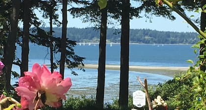 The Perfect Fall Getaway! Cozy water view cottage, near fun hikes & great dining