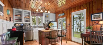 April Tulips are coming! Cozy cottage- awesome views close to fields & festival!