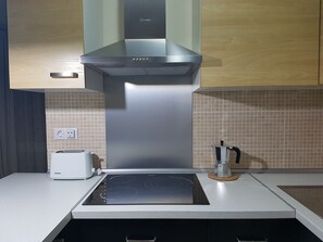 Frigorífico, microondas, placa de cocina y cafetera o tetera
