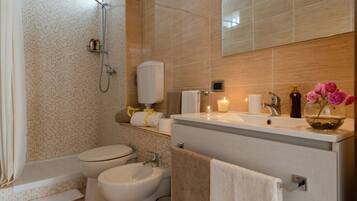 Baignoire, sèche-cheveux, bidet, serviettes fournies