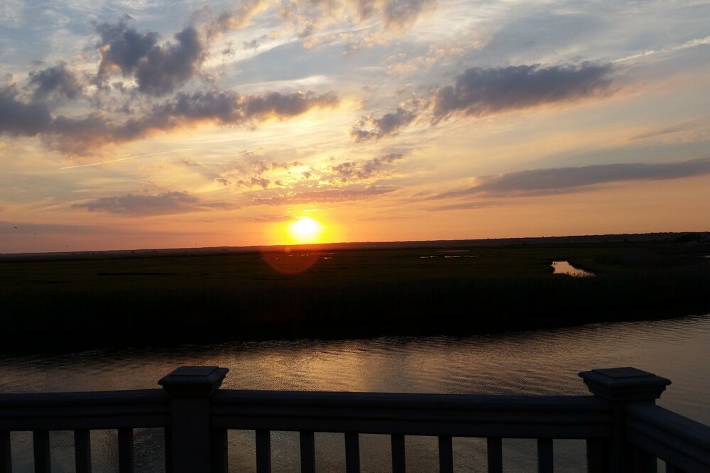 Waterfront House w/Dock & Sunsets - Facing LBI, Bay and Wildlife/Bird Refuge