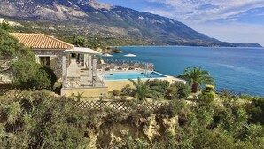 Une propriété située sur la côte, dotée d’une piscine, d’un espace extérieur aménagé et offrant une vue sur la mer et les montagnes.