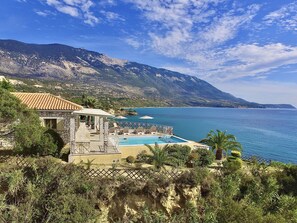 Piscine extérieure, chaises longues