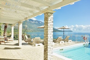 Outdoor pool, sun loungers - Stone villa front of the sea (Argostoli)
