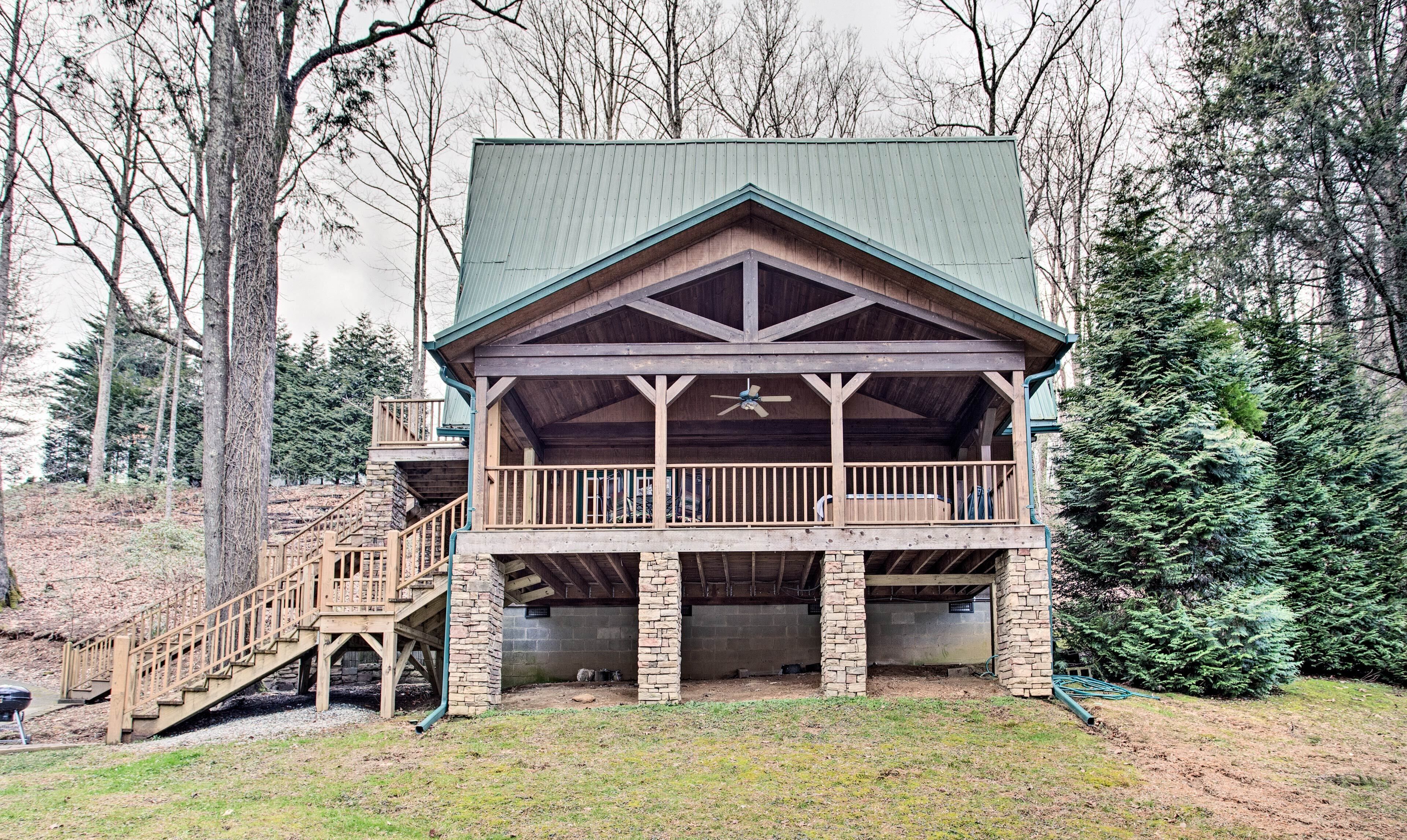 North Carolina Abode - Hot Tub, Foosball & Grill!