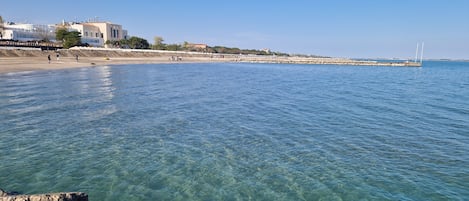 Una spiaggia nelle vicinanze
