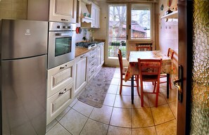 Réfrigérateur, four à micro-ondes, un four, surface de cuisson