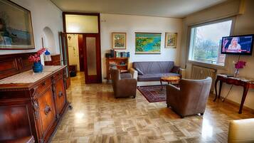 Smart-tv, boeken, een muziekbibliotheek en een stereo