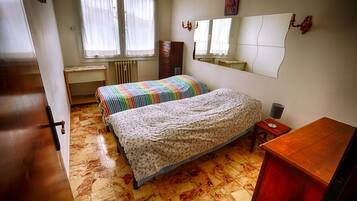 3 bedrooms, desk, iron/ironing board, travel crib