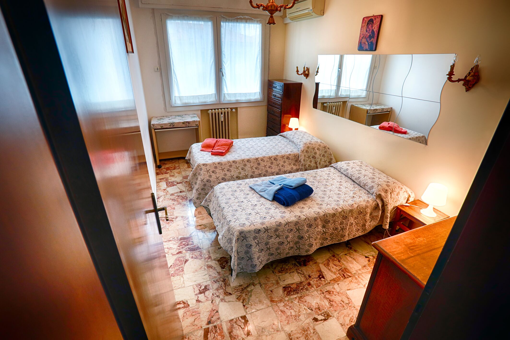 4 bedrooms, desk, iron/ironing board, travel crib