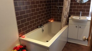 Combined shower/tub, towels - Stunning  two bedroom cottage, close to Harrogate, Ripon, Knaresborough & Ripley (Killinghall)