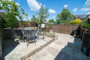 Outdoor dining - Stunning  two bedroom cottage, close to Harrogate, Ripon, Knaresborough & Ripley (Killinghall)