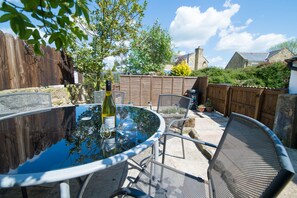 Outdoor dining - Stunning  two bedroom cottage, close to Harrogate, Ripon, Knaresborough & Ripley (Killinghall)
