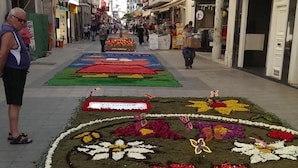 Une rue dont le revêtement est décoré d’un motif floral.