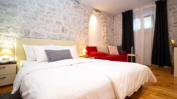 5 bedrooms, desk, soundproofing, iron/ironing board