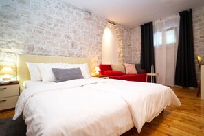 5 bedrooms, desk, soundproofing, iron/ironing board - Family townhouse for 16, Trogir, terrace & BBQ (Trogir)