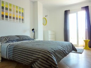 3 habitaciones, tabla de planchar con plancha y cuna de viaje