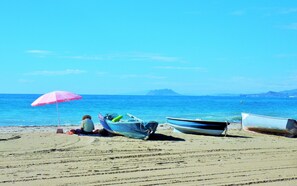 Una playa cerca, sillas reclinables de playa, toallas de playa