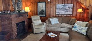 Televisio, DVD-soitin, kirjoja