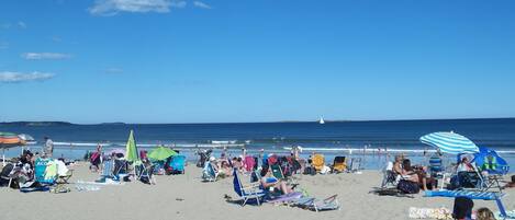 In Strandnähe, Liegestühle, Strandtücher