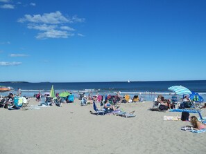Beach nearby, sun loungers, beach towels