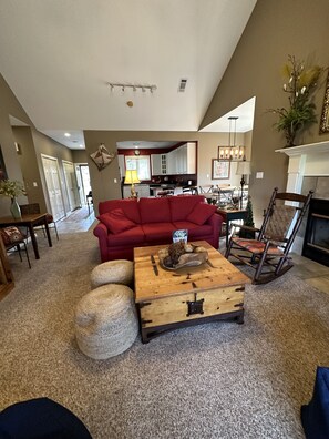 Smart-tv, eldstad, dvd-spelare och ett filmbibliotek