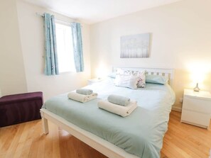 Tabla de planchar con plancha, wifi y ropa de cama 