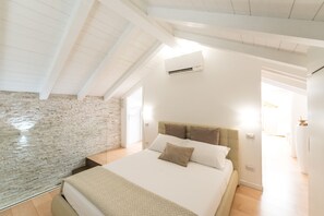 2 chambres, coffres-forts dans les chambres, fer et planche à repasser