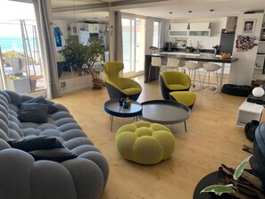 Smart-TV, peis, DVD-spiller og bøker