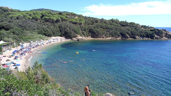 Una spiaggia nelle vicinanze